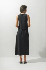 Vestido maxi de algodón liviano en color rojo, con silueta relajada, cuello redondo y diseño sin mangas.