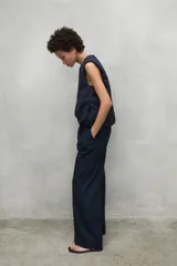 Pantalón celeste de corte ancho, cintura alta y pinzas delanteras.