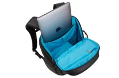 Mochila Thule EnRoute de 20 litros, color negro con detalles en gris. Cuenta con compartimento acolchado para cámara DSLR o mirrorless, bolsillo interior para tablet o laptop de hasta 13 pulgadas, bolsillo lateral para botella de agua o trípode, compartimento superior con tela suave para celular y objetos de valor, bolsillo frontal de acceso rápido y pasador para sujetar a valija con ruedas.
