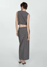 Falda midi gris a rayas verticales con abertura frontal.