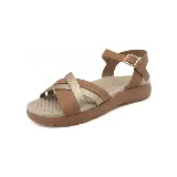 Sandalia marrón con tiras cruzadas en color marrón y dorado, pulsera con hebilla al tobillo y suela texturizada.