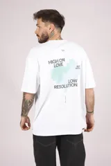 Remera blanca de algodón con cuello redondo, corte holgado y estampado pequeño en el frente.