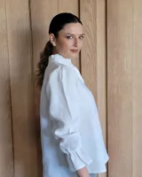 Blusa celeste con cuello mao y mangas abullonadas.