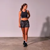 Short deportivo negro con estampado abstracto en gris, cintura elástica y bolsillos laterales.