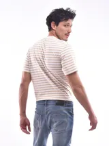 Remera de manga corta a rayas horizontales color beige y blanco, con cuello redondo y texto 'This Side of Paradise' estampado en el pecho.