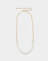 Collar corto dorado de doble cadena, una de perlas y otra de eslabones gruesos, con dije de flor.