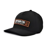 Gorra negra con visera curva y parche rectangular con el logo de Captain Fin en color naranja y blanco.