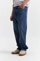 Pantalón de jean celeste claro, corte amplio y tiro medio. Confeccionado en 98% algodón y 2% spandex, con pasacintos.