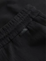 Short negro texturizado, con cintura elástica ajustable con cordones y bolsillos laterales.