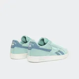 Championes Reebok Court Retro color verde agua con detalles en azul y suela blanca.