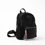 Mochila negra de tela impermeable con cierre de cremallera plateada, bolsillo frontal con cierre y llavero de cuerdas de colores.