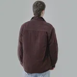 Campera de algodón color negro con diseño de bolsillo en el pecho y cierre frontal.