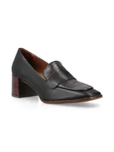 Zapato marrón de cuero con taco cuadrado de madera y detalle de cuero texturizado en la parte delantera.