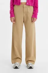 Pantalón color beige de corte ancho con tiro medio.