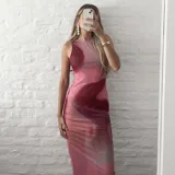 Vestido midi al cuerpo de microtul con estampado difuminado en tonos rosados.