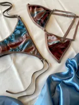 Bikini con top de terciopelo suave, en tonos marrones y turquesas, con breteles desmontables y parte inferior ajustable.