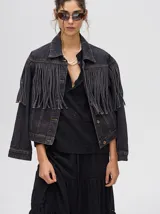 Falda larga blanca de broderie de algodón con detalle de galones con transparencias, pretina elástica con cordones ajustables y forro jacquard.