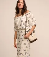 Pollera midi de laise color blanco con bordado de flores y diseño boho.