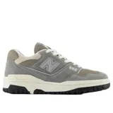 Championes urbanos New Balance modelo BBW550HA, color gris con detalles en blanco y beige, confeccionados en gamuza y malla, con logo "N" característico en los laterales y suela bicolor.