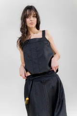 Top de lino color crudo con breteles anchos y silueta cuadrada. Presenta una pieza aplicada en la delantera con detalle de vainillas en los laterales y frunce en el escote de la espalda. Diseño reversible.