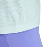 Remera deportiva color celeste con cuello redondo y mangas cortas. Presenta el logo de Adidas en el pecho y las tres líneas características de la marca en color blanco sobre los hombros.