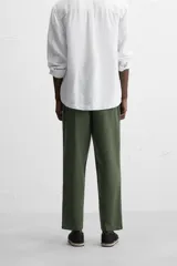 Pantalón azul marino de corte amplio, confeccionado en tejido de mezcla de algodón y lino. Cuenta con cintura elástica ajustable con cordón, bolsillos frontales y bolsillos traseros de vivo.