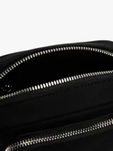 Bandolera Tommy Hilfiger negra con correa ajustable, cierre de cremallera, bolsillo interior con cremallera, bolsillo exterior con cremallera y logo metálico en la parte delantera.