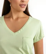 Remera celeste de algodón con escote en V, mangas cortas y bolsillo en el pecho.