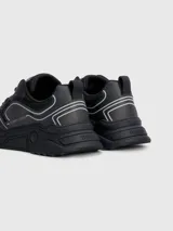 Zapatillas de running de corte bajo con suela dentada gruesa y logo translúcido, con exterior de TPU y detalles de diseño contemporáneo.