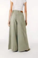 Pantalón de jean color borgoña, de corte wide leg y cintura alta.