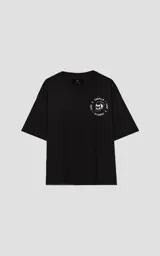 Remera negra de corte oversize con estampado de Jason Voorhees, personaje de la película Viernes 13, con otros elementos alusivos a la saga.