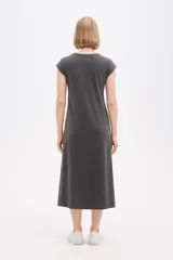 Vestido midi gris oscuro de algodón, con cuello en V, mangas cortas y tajo lateral.