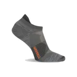 Calcetines deportivos grises de corte bajo, marca Merrell, con logo en color naranja.