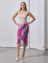 Falda midi cruzada de microtul estampado en tonos rosa, fucsia, celeste y azul. Pretina ancha elastizada y forro interno a tono. Marca Cable & Gauge.