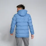 Campera con capucha color negro, de corte acolchado, perfecta para el frío.
