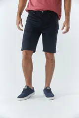 Bermuda clásica de jean color negro, con cinco bolsillos, cierre con cremallera y botón.