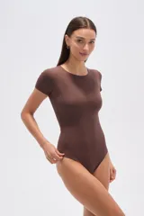 Body de manga corta color blanco, confeccionado en poliamida, de corte ajustado al cuerpo y cuello redondo a la base.