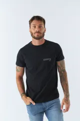 Remera color arena de algodón, corte regular, manga corta, cuello redondo y bolsillo en el pecho con estampado de texto.