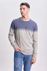 Buzo de punto gris claro con franjas horizontales en el pecho y mangas largas.