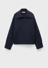 Sweater azul marino de tejido de punto grueso y cuello de solapa.