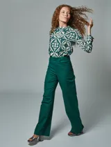 Pantalón verde inglés de lino, de corte recto y tiro alto.