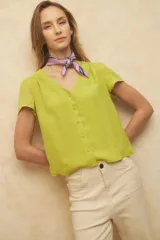 Camisa verde lima de manga corta con escote en V y botones forrados a tono.