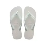 Ojota de goma color blanco, con diseño clásico y tira frontal en tono pastel, ideal para uso diario.