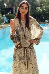 Blusa estampada con hilo metalizado, cuello redondo con volante, escote pico y manga larga abullonada.