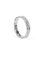 Anillo plateado de metal con forma irregular y textura martillada.