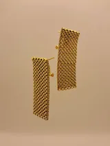 Par de aros colgantes rectangulares color dorado, con diseño tejido tipo rejilla.