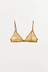Bralette triangular color mostaza con tirantes finos ajustables, confeccionado en mesh con aplicación de encaje floral a tono. Cierre trasero con gancho metálico.