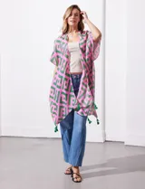 Kimono tejido con estampado geométrico en tonos rosa y verde, con terminación de ruedo con borlas verdes.
