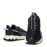 Championes Puma Extend Lite Trail de mujer, color negro con detalles en gris, celeste y rosa. Confeccionados con materiales reciclados, suela de goma PUMAGRIP con tacos profundos y mediasuela de EVA con plantilla SOFTFOAM+.