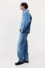 Pantalón de jean celeste de corte holgado, con tiro bajo y cinco bolsillos.